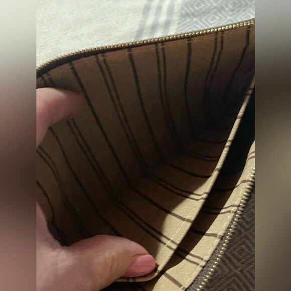 Louis Vuitton Monogram Neverfull MM Pochette - Picture 6 of 9